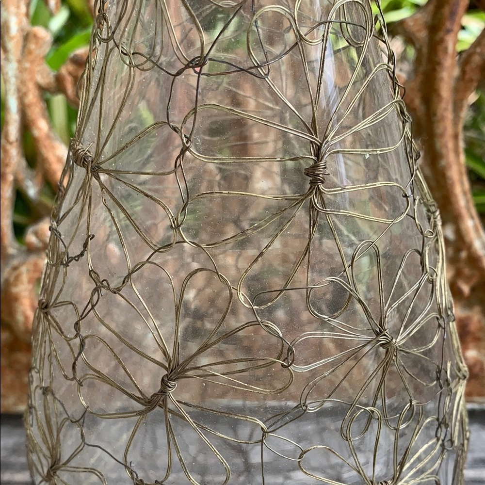 Elegant Glass Vase with Gold Wire Floral Print - Picture 8 of 12